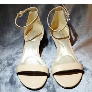 BANDOLINO Patent Faux Leather Taupe Dress Sandals Womens 8.5